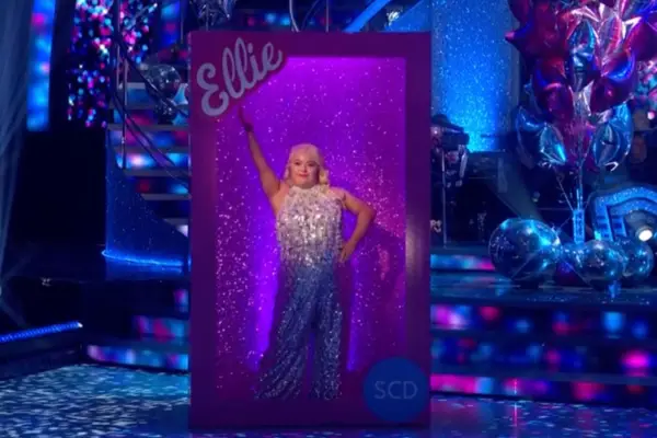 Ellie Goldsteins Strictly Barbie-rutine varmer seernes hjerter, mens dommerne roser forbedringen: 'Hun klarede det!