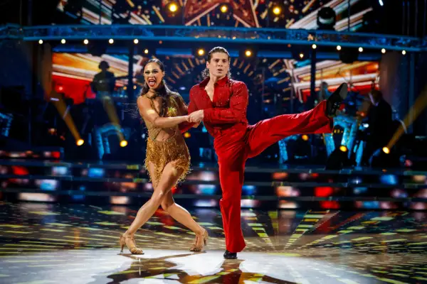 Strictly Come Dancings Shirley Ballas deler seerne med Lewis Cope-kritik