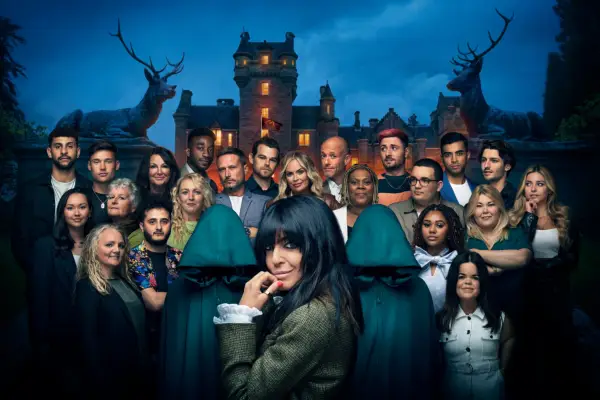 Claudia Winkelman and the contestants of The Traitors season 1.