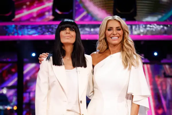 Vifter strengt tatt når Claudia Winkleman gjenskaper Coldplay-meme