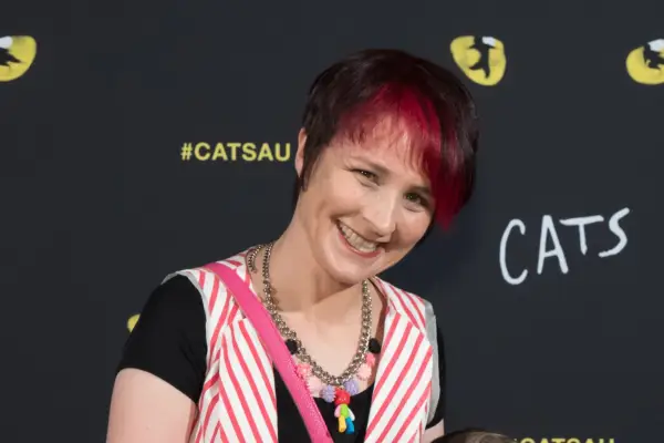 베이크 오프(Bake Off) 진행자이자 코미디언인 칼 윌슨(Cal Wilson)이 53세의 나이로 사망했습니다