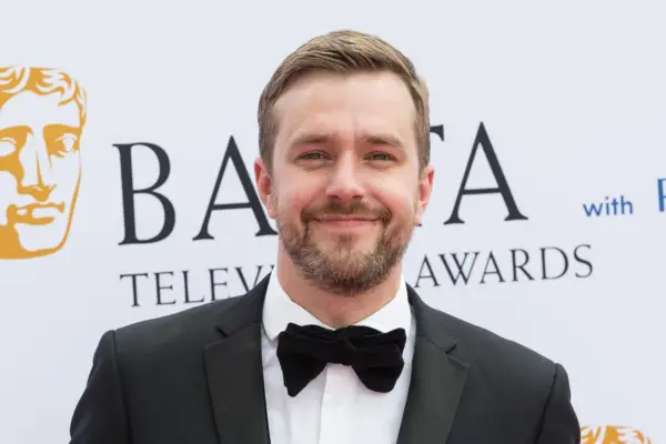 Kas ir Mīlestības salas balss vadītājs Iains Stērlings?