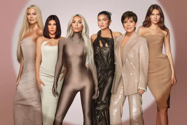 La stagione 7 dei Kardashian ottiene finalmente la data di inizio confermata poiché il primo sguardo rivela il ritorno di volti familiari