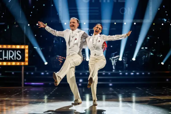 Strictly Come Dancing 유명인 수상자 및 전문 파트너는 모두 누구입니까?