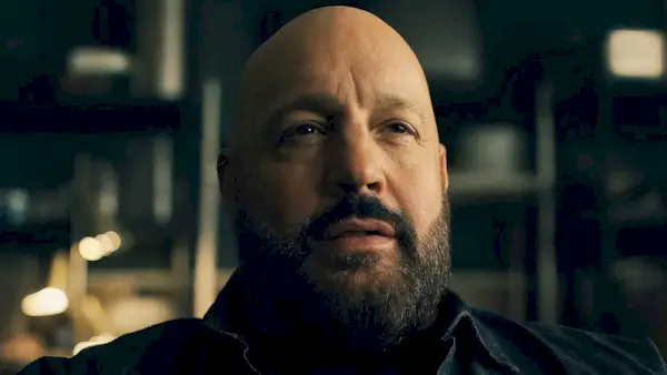 O 'Rei do Queens' abandona a noite em família com uma estrela de 'Yellowjackets' para a máfia em uma nova prévia da comédia policial