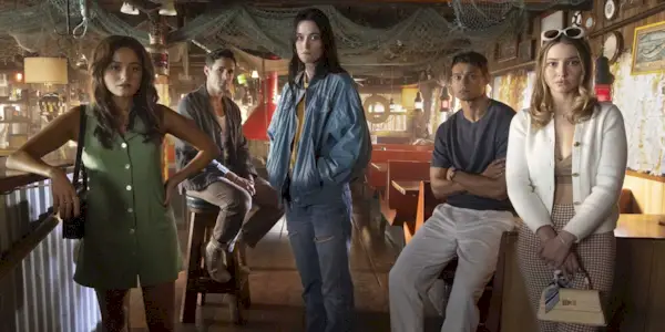 Chase Sui Wonders, Madelyn Cline and cast in the middle of a restaurant in I Know What You Did Last Summer