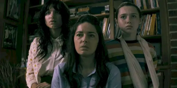 Madeleine McGraw van The Black Phone en Violet McGraw van M3GAN nemen bezit in 'The Curse of the Necklace