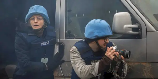 Detta är anledningen till att berätta historier: Maxine Peake och Jason Isaacs väger upp farorna med att täcka en krigszon i Words of War-smygtitt