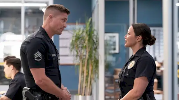 „Sie hat seine Mauern niedergerissen“: Eric Winter vom Rookie erzählt, wie Lucy Tim in dieser Staffel zu einem besseren Menschen macht