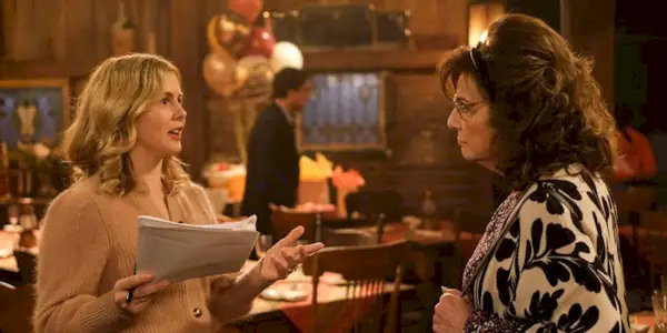 Tout le monde essaie de faire une bonne émission de télévision : Rose McIver de Ghosts parle de la réalisation de la série comique et explique à quoi s'attendre dans les derniers épisodes de la saison 4