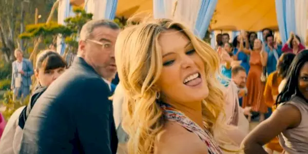 Meghann Fahy spricht über die Freuden von Julianne Moore und was sie von „Sirens“ erwarten können