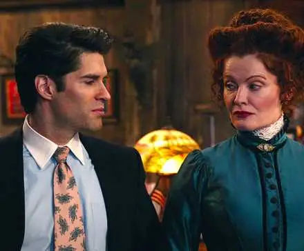 Rebecca Wisocky as Hetty and Asher Grodman as Trevor in Ghosts Season 4 Episode 20