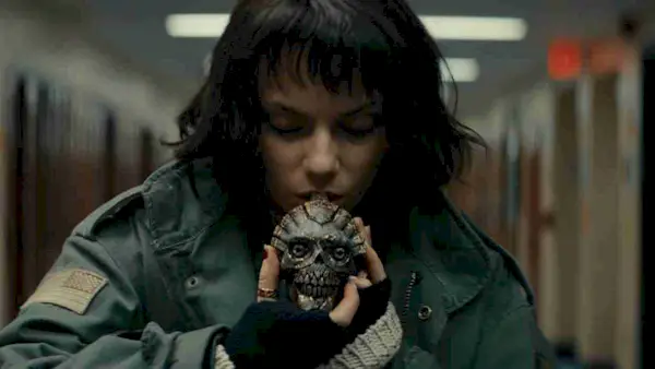 Ein „Yellowjackets“- und Marvel-Star werden im „Whistle“-Teaser von ihrem zukünftigen Tod gejagt