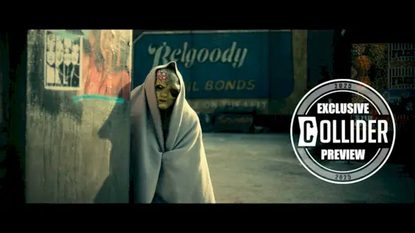 Un Peter Dinklage trasformato si aggira per le strade nell'immagine di The Toxic Avenger