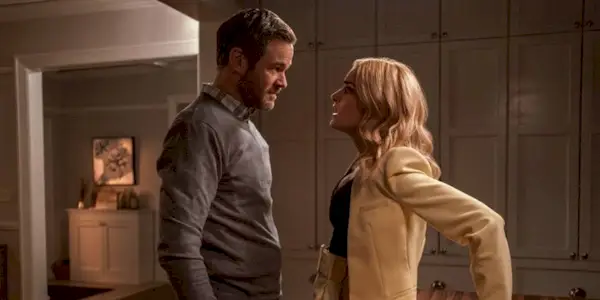 Gil (Aaron Ashmore) and Georgia (Brianne Howey) ​​​​​​fighting in Ginny and Georgia.