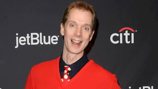 Før CGI måtte Doug Jones holde levende insekter i munnen for denne 1990-tallets Halloween-favoritt