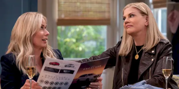 Leanne Morgan as Leanne sitting at the kitchen counter with Kristen Johnston as Carol in Netflix