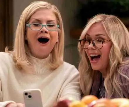 Chuckas Lorre'as sako, kad „Netflix“ „Leanne“ duetas yra toks pat ikoniškas kaip Laurel ir Hardy