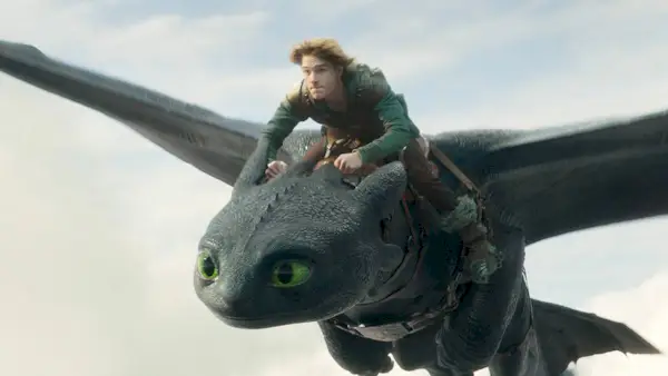 Gerard Butler lädt Sie zum Fliegen in der neuen BTS-Featurette „Drachenzähmen leicht gemacht“ ein