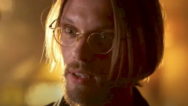 Bande-annonce du groupe rouge « Witchboard » : Jamie Campbell Bower de « Stranger Things » libère le mal ancien