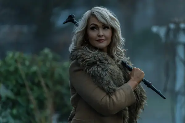 Jenn Lyon as Esther Finch in Dead Boy Detectives holding a cane