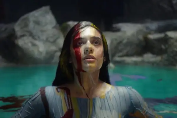 Madeleine Madden plays Egwene al