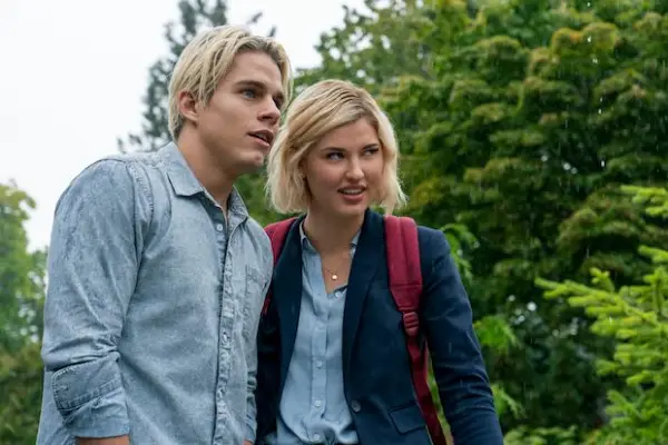 THE ORDER (L to R) JAKE MANLEY as JACK MORTON and SARAH GREY as ALYSSA DRAKE in episode 202 of THE ORDER Cr. DANIEL POWER/NETFLIX © 2020