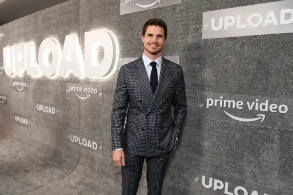 Robbie Amell wearing a suit