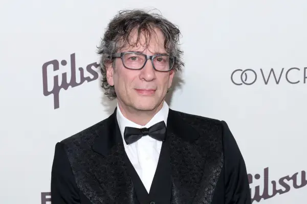 Good Omens-chef Neil Gaiman afslører cut Aziraphale-scene fra sæson 3