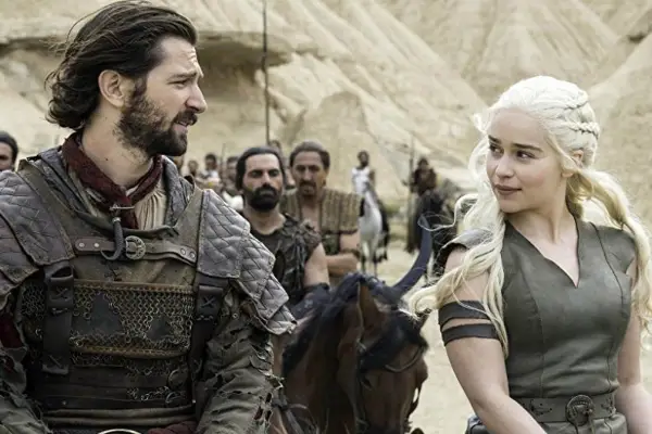 Daario Naharis & Daenerys Targaryen in Game of Thrones season 6 looking at eachother