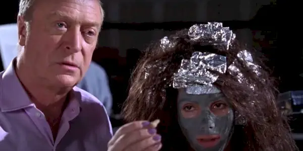 Michael Caine è l'eroe comico non celebrato di questo amato classico d'azione nuovo su Netflix