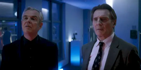 Liam Neeson ist perfekt in „The Naked Gun“, aber Danny Huston stiehlt fast die Show