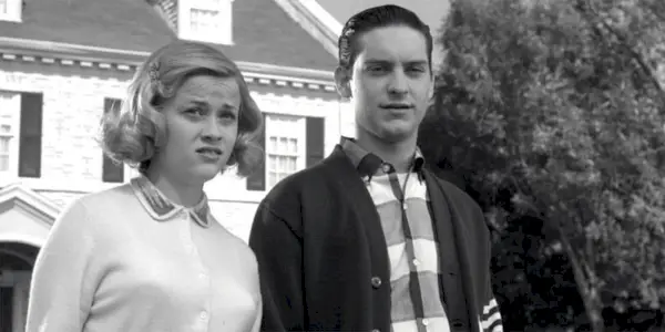 Reese Witherspoon and Tobey Maguire as Jennifer and David looking in the same direction with confused expression in Pleasantville