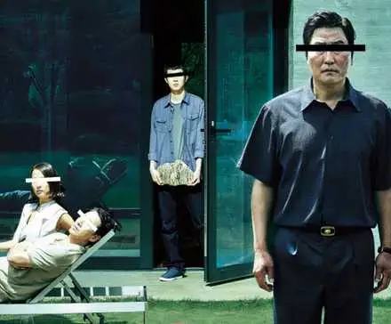 Šis nenuspėjamas trileris su keliomis „Kalmarų žaidimo“ žvaigždėmis puikiai užfiksuoja mūsų laukinį stebėjimo amžių