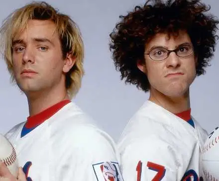 Andy Samberg en de regisseur van The Naked Gun hebben een hilarische honkbalrapspecial gemaakt op Netflix waar we niet genoeg over praten