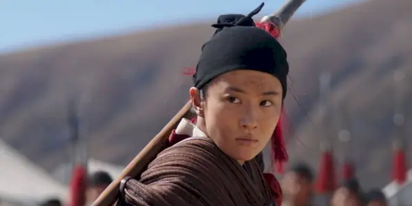 Yifei Li as Mulan wielding a spear in Mulan.