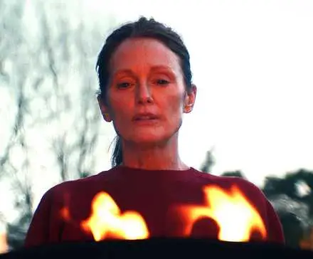 Julianne Moore och Sydney Sweeney är fantastiska i sitt nya mysteriedrama, men en mardrömslik Domhnall Gleeson stjäl showen