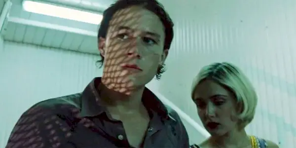 L'altra gran pel·lícula de 1999 d'Heath Ledger és una comèdia sobre crims