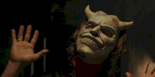 Reżyser „Czarnego telefonu 2” drażni główną różnicę między oryginałem a jego bardziej graficzną kontynuacją