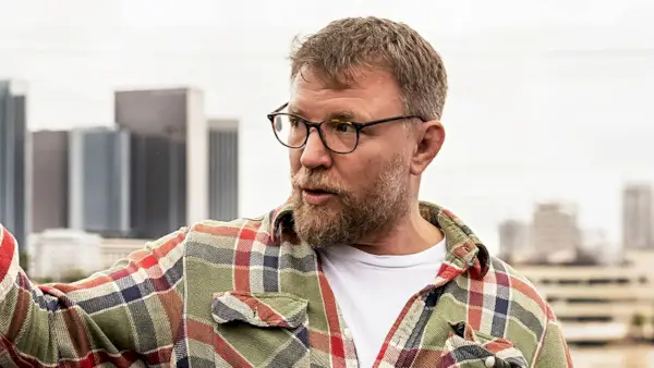 Sehen Sie sich Guy Ritchies 83 % Rotten Tomatoes-Kriegsepos an, bevor es das Streaming verlässt