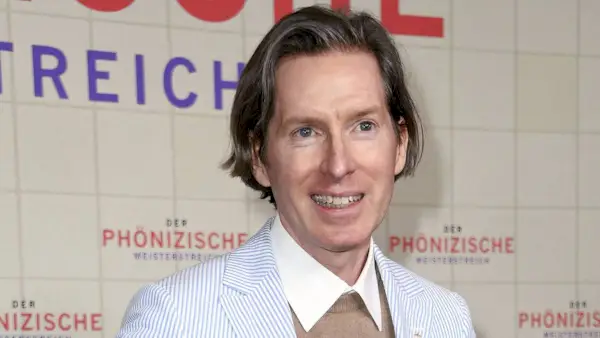 ウェス・アンダーソン監督の超大物ブラック・コメディがアメリカで即時ストリーミング・ヒット