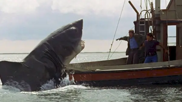 „Szczęki” wylewają się na brzeg ze przerażającą nową kolekcją odzieży z okazji 50. rocznicy od sadystycznych projektów artystycznych