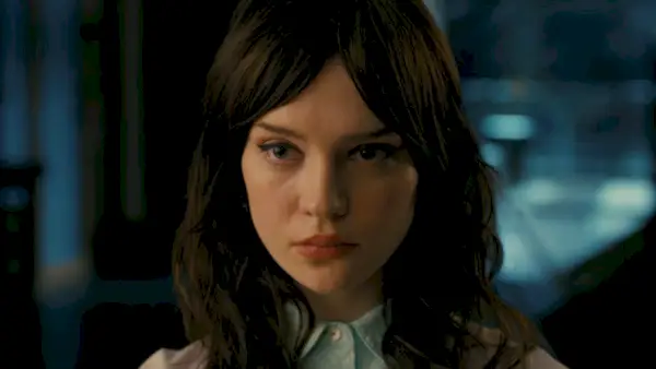 Faíscas voam entre Jack Quaid e Sophie Thatcher no primeiro trailer de ‘Companion’