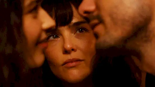 Eine magische Nacht mit einem „Doctor Who“-Star wird im ersten „The Threesome“-Trailer zu einer chaotischen romantischen Reise