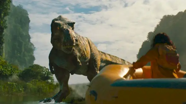 Gdy „Jurassic World Rebirth” niszczy sprzedaż biletów, legendarny T-Rex otrzymuje nową, masywną statuę
