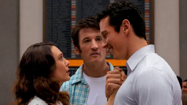 Elizabeth Olsen veier 'Eternity' med 'Top Gun: Maverick' og 'Masters of the Air' stjerner i ny Rom-Com-trailer