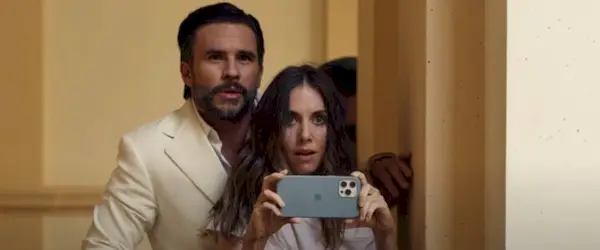 Sneak Peek independent: John Cena i Alison Brie sobreviuen a una emboscada