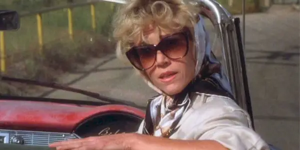 Jane Fonda turned around while sitting in the passenger seat of a car in The Morning After (1986)