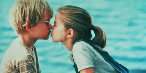 Friends Vada, played by Anna Maria Chlumsky, and Thomas, played by Macaulay Culkin, sitting by the water