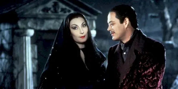 Raúl Juliá lovingly looking at Anjelica Huston in The Addams Family